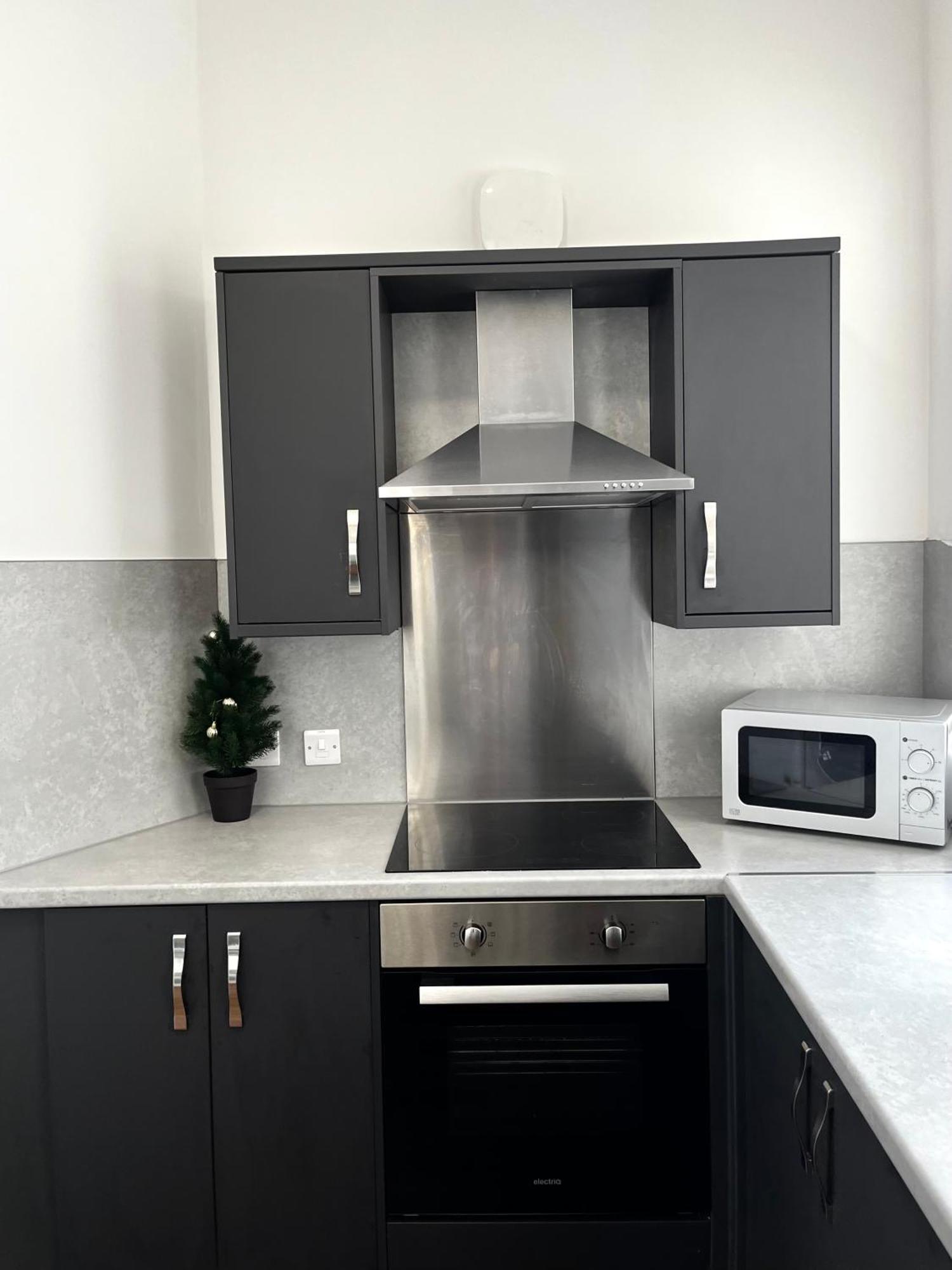 The Failsworth Collection - Stylish With Free Parking Apartment