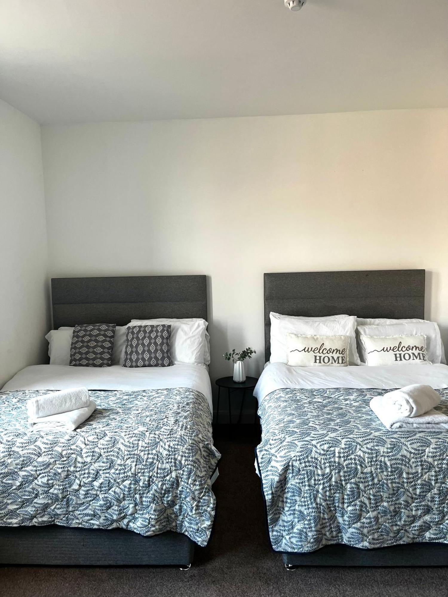 The Failsworth Collection - Stylish With Free Parking Apartment