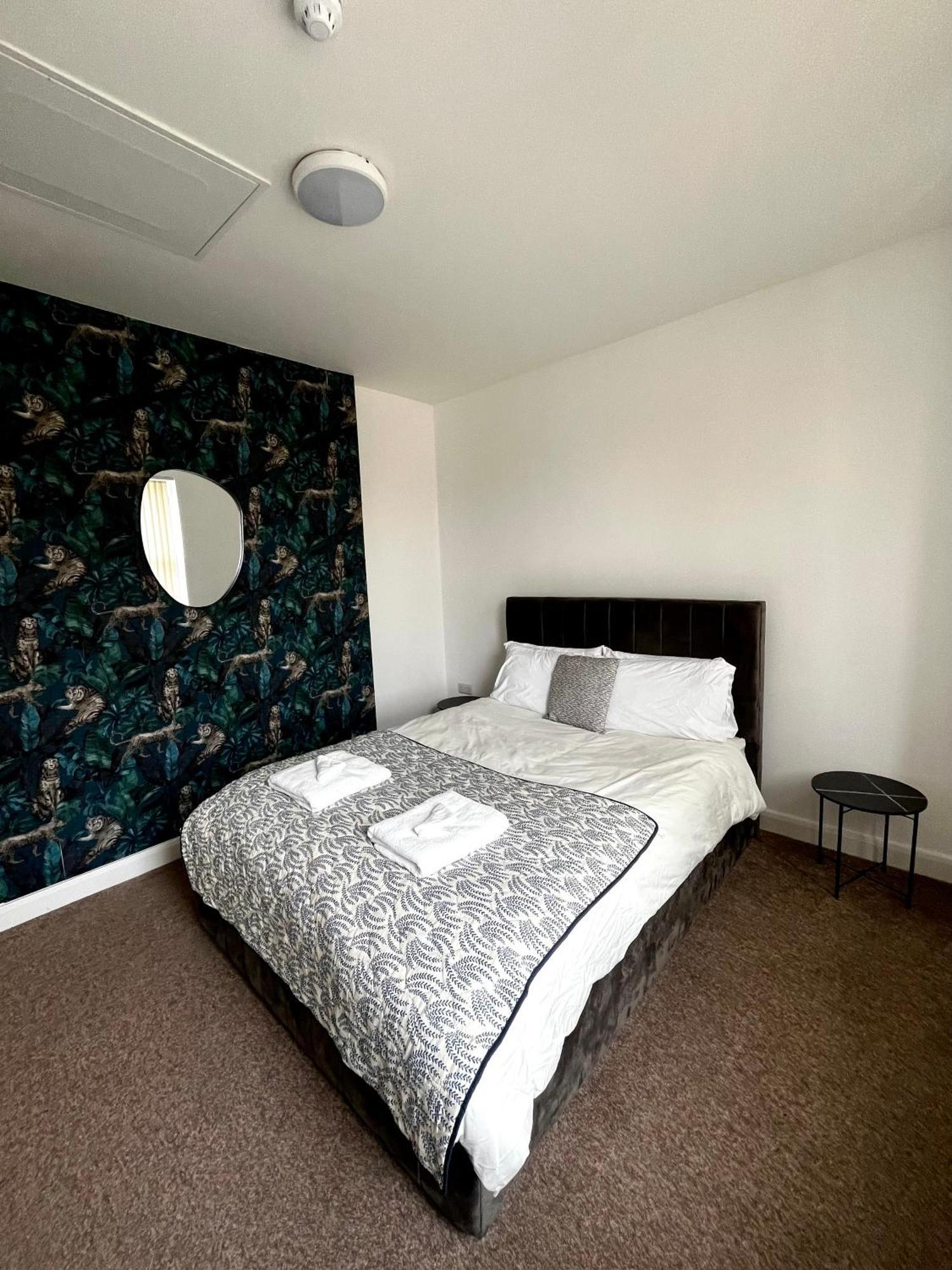 The Failsworth Collection - Stylish With Free Parking Apartment *