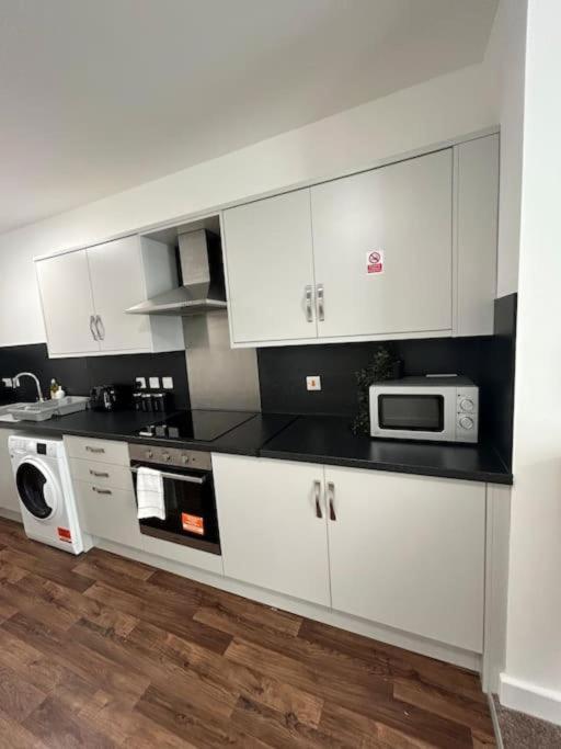 The Failsworth Collection - Stylish With Free Parking Apartment